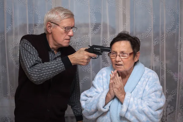 Verrückter Senior mit Waffe — Stockfoto