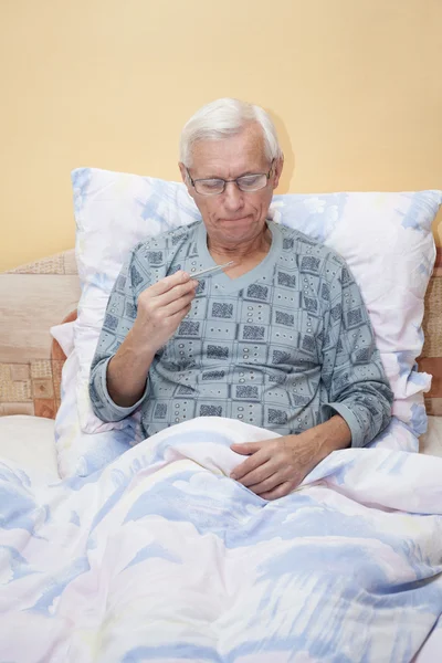 Ill senior man with thermometer — Stock Photo, Image