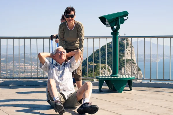 Wesoły człowiek starszy turysta na skale Gibraltaru — Zdjęcie stockowe