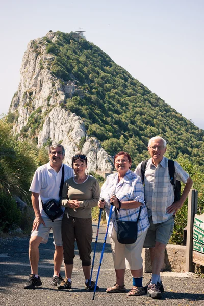 Szczęśliwy turystów na skale Gibraltaru — Zdjęcie stockowe