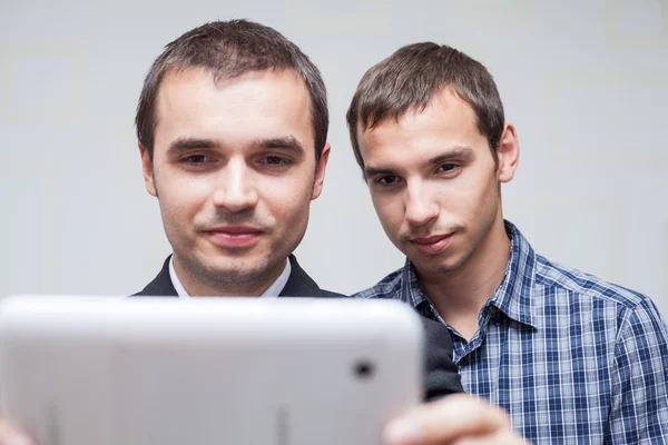 Geschäftsleute mit digitalem Tablet — Stockfoto