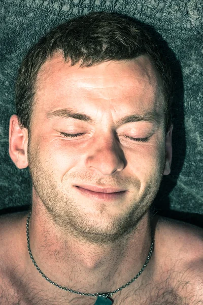 Closeup του ανθρώπου που κοιμάται πάνω σε πετσέτα — Φωτογραφία Αρχείου