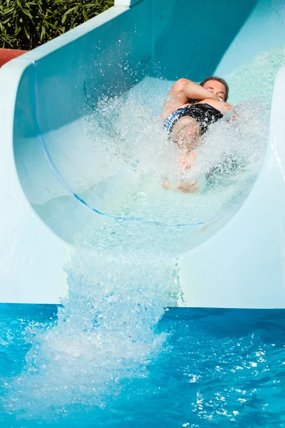 Mann im Wasserpark — Stockfoto