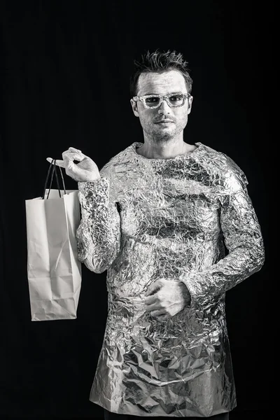 Homem alienígena com saco de compras — Fotografia de Stock