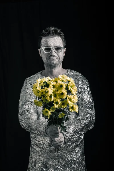 Homem do espaço feliz com flores — Fotografia de Stock