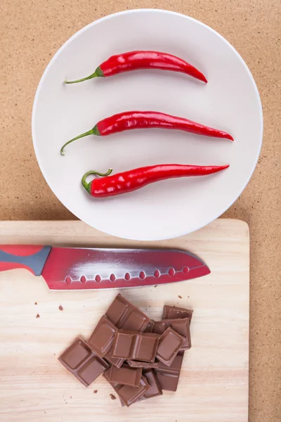 Pimenta com chocolate e faca — Fotografia de Stock