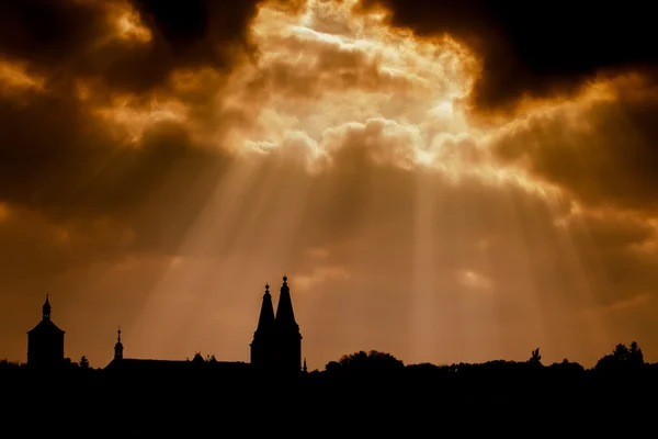 Dramatischer dunkler Himmel und Silhouette einer antiken Kirche lizenzfreie Stockbilder