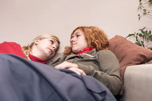 Girlfriends relaxing at home — Stock Photo, Image