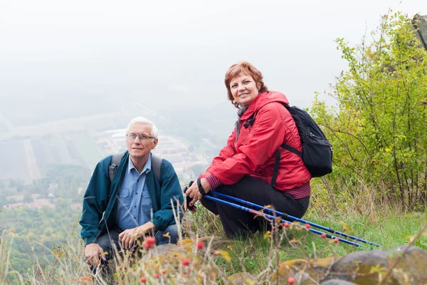 Seniorenpaar wandert und rastet in der Natur Stockfoto