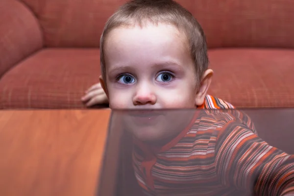 Child boy hiding — Stock Photo, Image