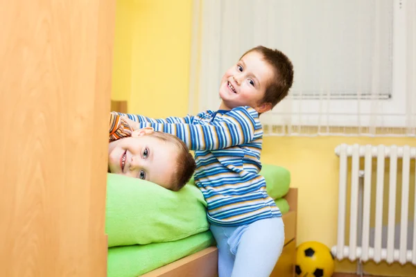 Dzieci bawiące się w domu — Zdjęcie stockowe