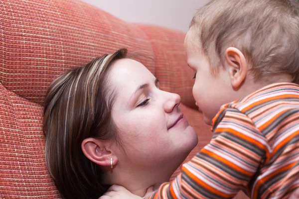 Mãe beijando seu filho menino — Fotografia de Stock