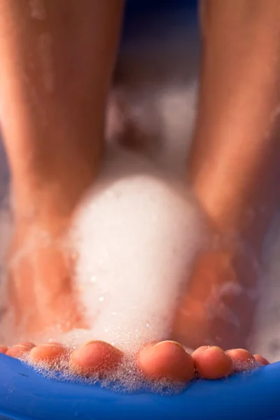 Pieds féminins dans le bain de savon — Photo