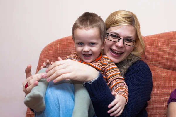 Bambino giocoso ragazzo e donna ridendo — Foto Stock