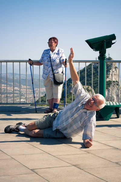 जिब्राल्टर रॉक पर हास्य वरिष्ठ आदमी पर्यटक — स्टॉक फ़ोटो, इमेज