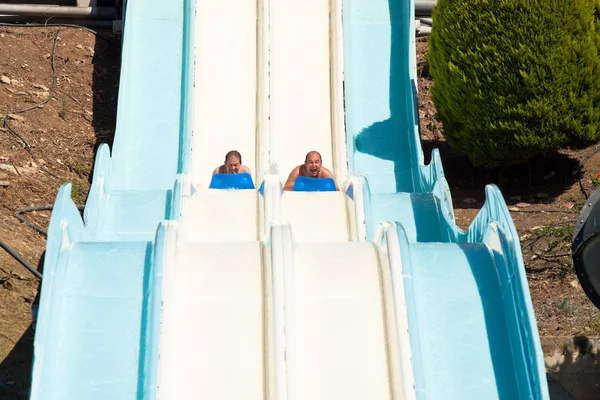 Menschen im Wasserpark — Stockfoto