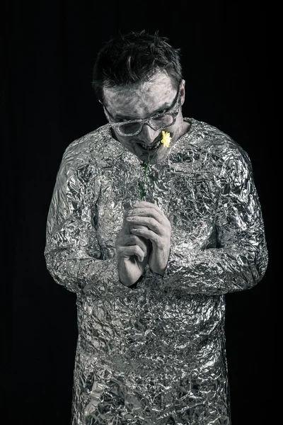 Homem do espaço comendo flor — Fotografia de Stock