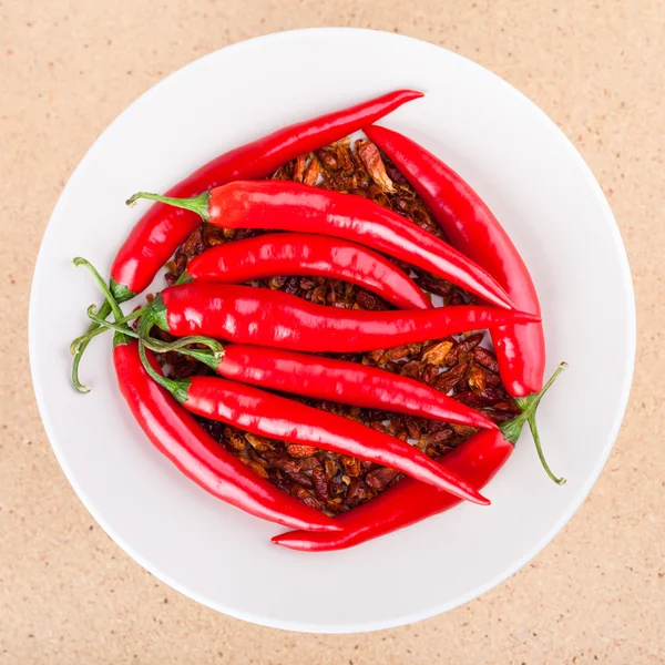 Piments rouges dans l'assiette — Photo