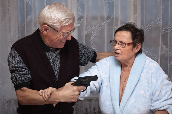 Gekke senior met een pistool — Stockfoto