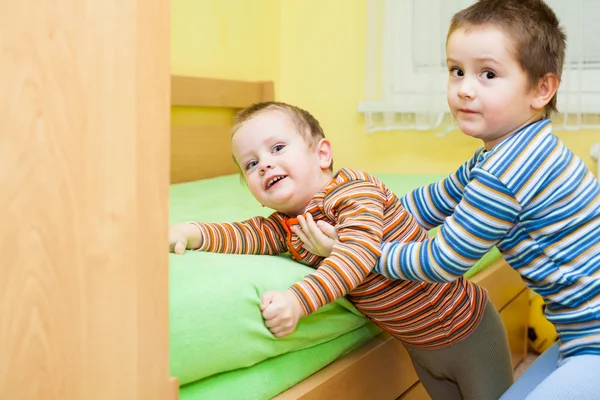 Duas crianças brincando juntas — Fotografia de Stock