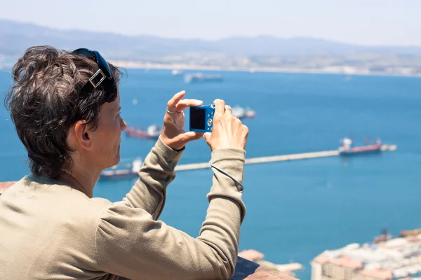Mujer tomando fotos con cámara compacta —  Fotos de Stock