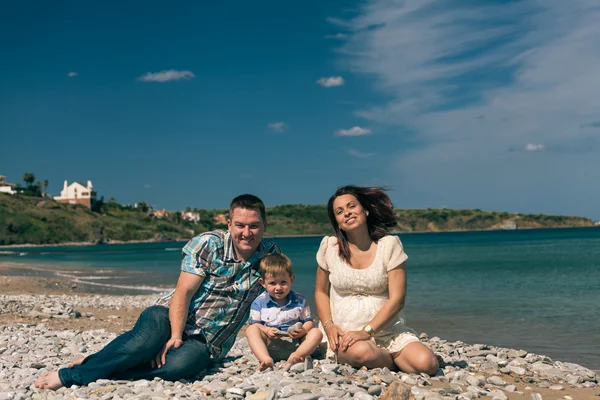 年轻的家庭，在海岸上 — 图库照片