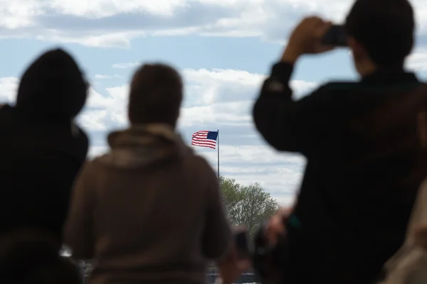 Reisende mit Blick auf die US-Flagge lizenzfreie Stockbilder