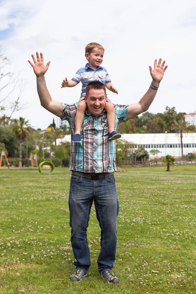 Feliz papai e filho se divertindo ao ar livre — Fotografia de Stock