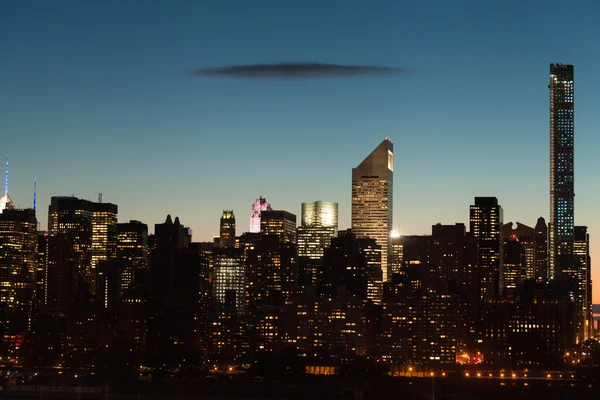 New York City Midtown Manhattan cityscape ved tusmørke - Stock-foto