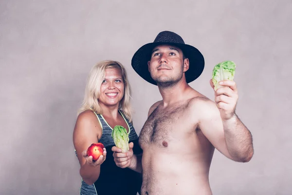 Casal corpulento feliz com frutas e vegetais — Fotografia de Stock