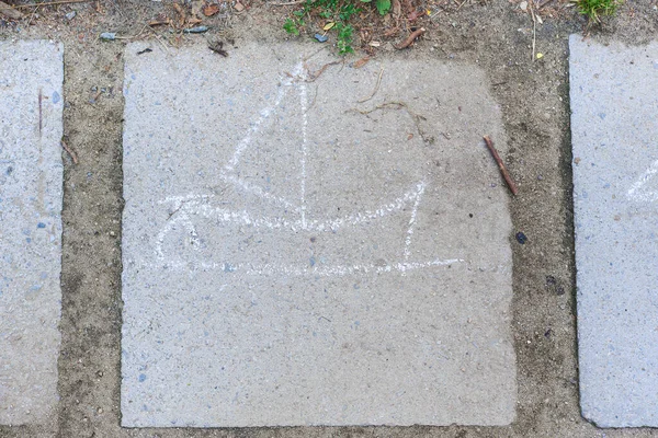 çocuk betona çiziyor, bir fayans, bir gemi