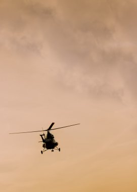 Gökyüzünde uçan devriye helikopter