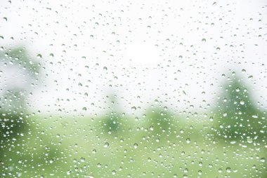 yeşil ile pencere camına doğal su damlaları 