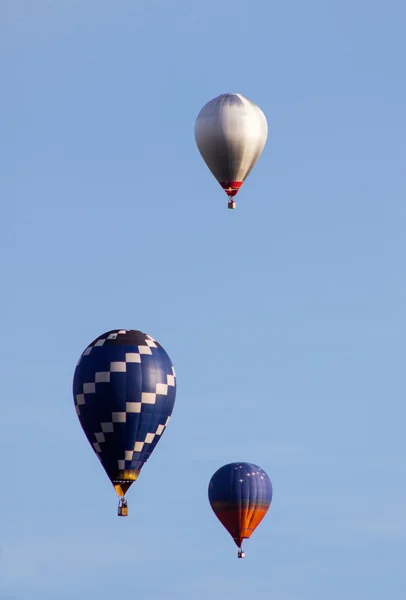 Горячие воздушные шары движутся в голубом небе . — стоковое фото