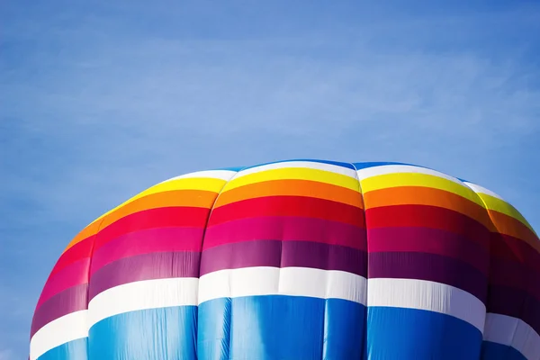 Globo de aire caliente de colores moviéndose en el cielo azul . —  Fotos de Stock