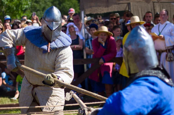 MINSK, BELARUS - 25 de julio de 2015: Restauración histórica de las luchas caballerescas de la Batalla de Grunwald en Dudutki —  Fotos de Stock