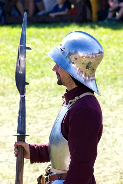 MINSK, BELARUS - 25 de julio de 2015: Restauración histórica de las luchas caballerescas de la Batalla de Grunwald en Dudutki —  Fotos de Stock