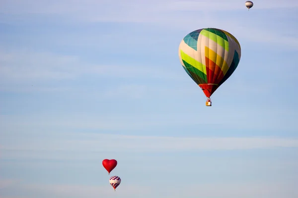 Globo de aire caliente subiendo en el cielo azul . — Foto de Stock