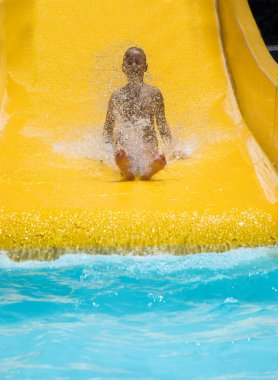 Kız su kaydırağı sürme