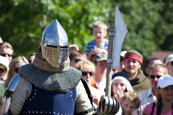 MINSK, BELARUS - 25 de julio de 2015: Restauración histórica de las luchas caballerescas de la Batalla de Grunwald en Dudutki — Foto de Stock