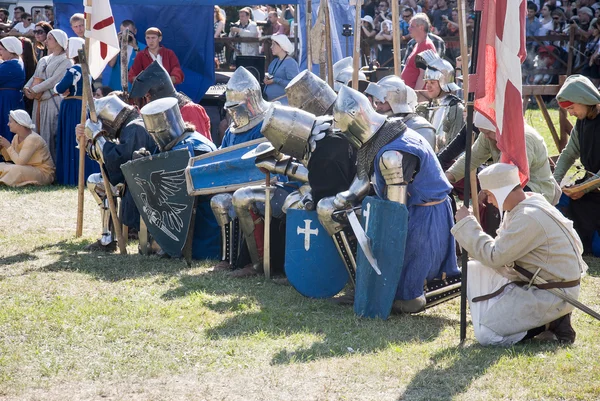 MINSK, BELARUS - 25 de julio de 2015: Restauración histórica de las luchas caballerescas de la Batalla de Grunwald en Dudutki —  Fotos de Stock