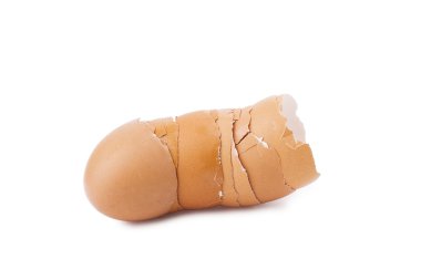 Beyaz bir arka plan üzerinde izole yumurta kabuğu
