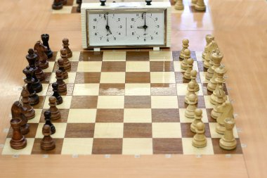 satranç tahtası ve satranç saati