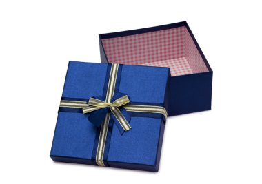 Bir yay ile açılan boş mavi hediye kutusu 