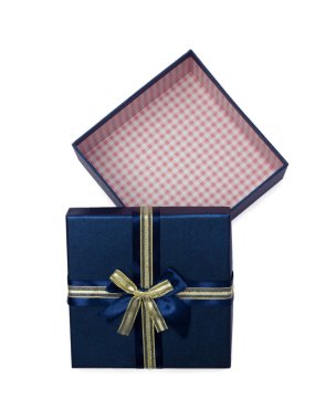 Bir yay ile açılan boş mavi hediye kutusu 