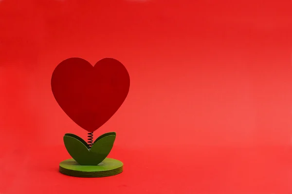 Сердцевидное дерево на красном фоне — стоковое фото