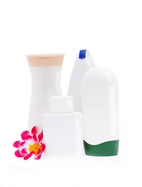 Conjunto de garrafas de cosméticos de plástico branco em branco isolado — Fotografia de Stock