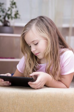 Tablet zevk mutlu küçük kız çocuk 