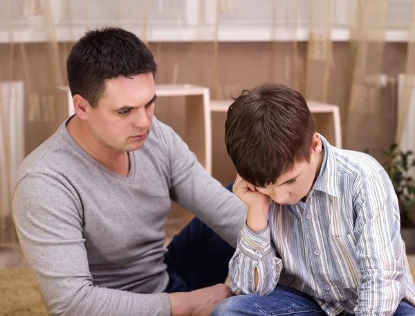 Yound jongen vertoornd op zijn vader — Stockfoto