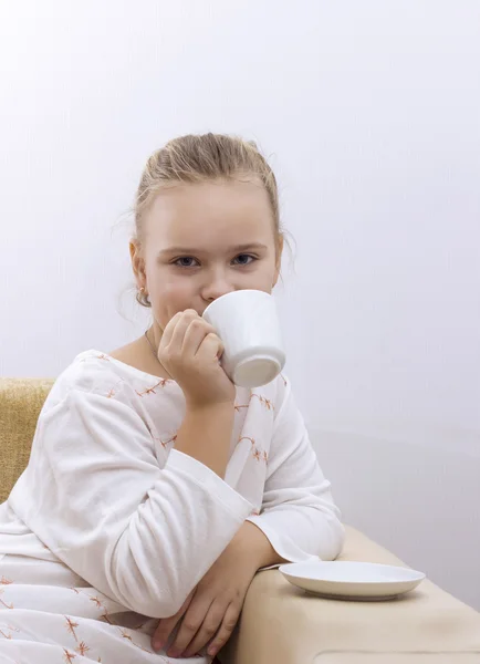 Hezká holčička, pít horkou čokoládu a relaxaci — Stock fotografie